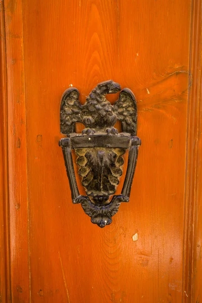マルタの家の一つの古いドアの元のノッカー — ストック写真