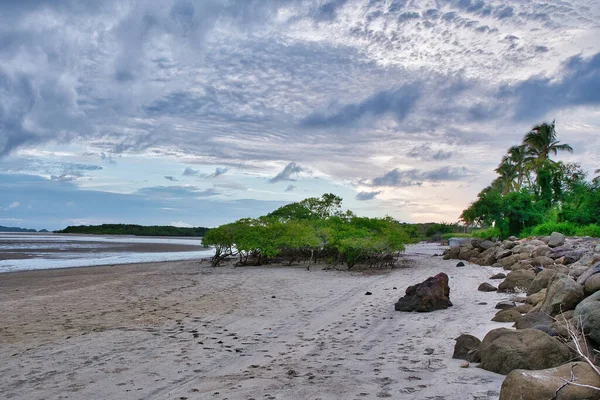 Sebuah Pemandangan Indah Pantai Bawah Langit Mendung — Stok Foto