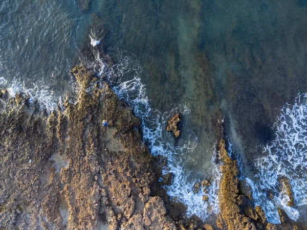 Αεροφωτογραφία Βραχώδους Παραλίας Ακτογραμμή Κύματα Συντρίβονται Στα Βράχια Της Παραλίας — Φωτογραφία Αρχείου