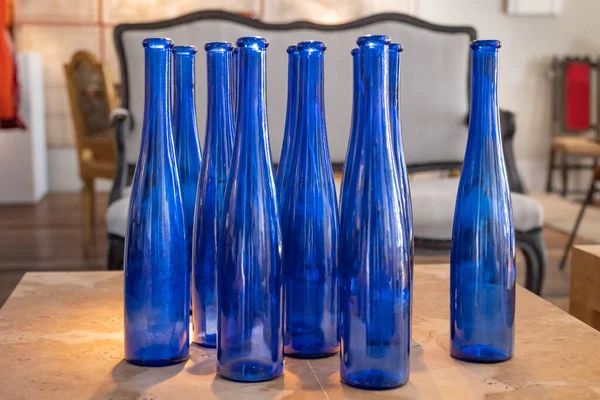 Butelki Szklane Jako Dekoracja Pierwszym Planie Nieostrym Tłem — Zdjęcie stockowe