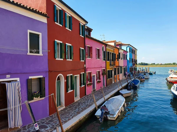 Veelkleurige Huizen Boten Afgemeerd Gracht Burano Venetië — Stockfoto