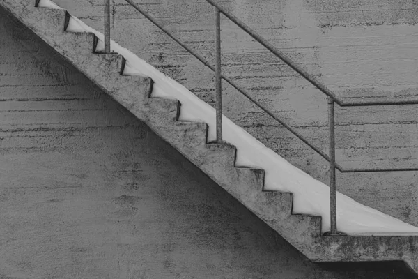 Egy Szürkeárnyalatú Felvétel Egy Vállalati Épület Lépcsőjéről — Stock Fotó