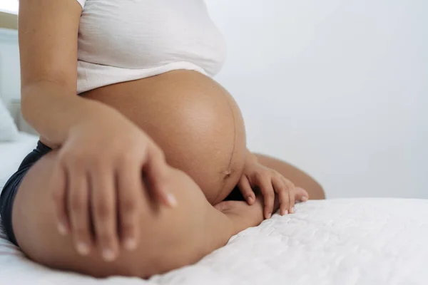 Ung Gravid Kvinna Vit Säng — Stockfoto