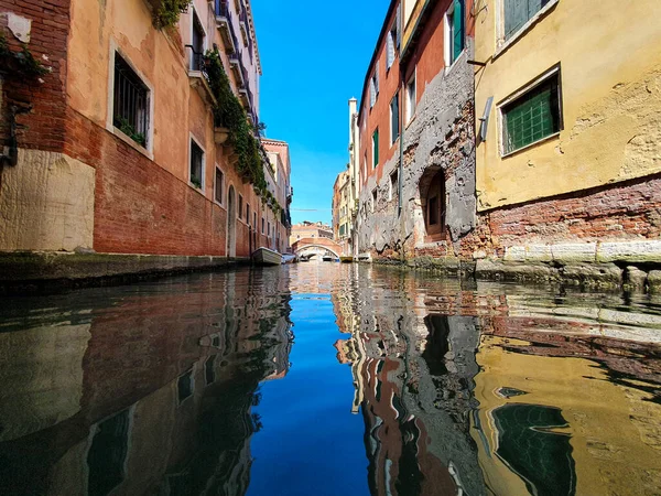 Ponte Atravessa Canal Lado Edifícios Antigos Veneza — Fotografia de Stock