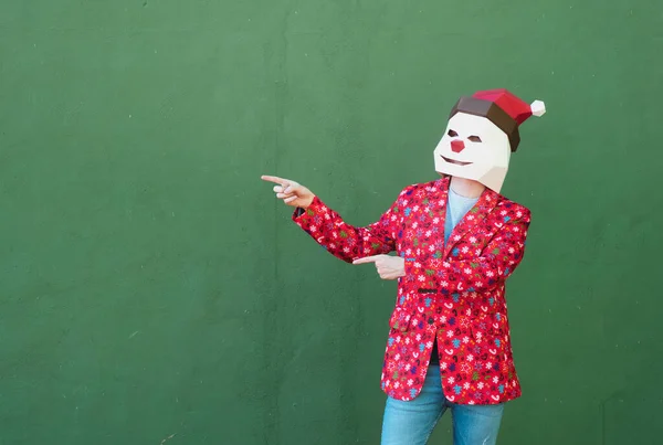 Pessoa Vestida Com Uma Roupa Natal Máscara Apontando Para Lado — Fotografia de Stock