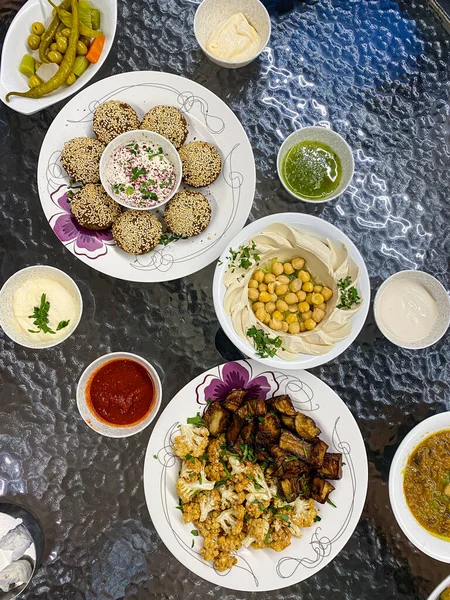 Falafel Mahshi Wypchany Falafel Dostępny Dubaju Podawane Hummusem Ciecierzycą Shatta — Zdjęcie stockowe