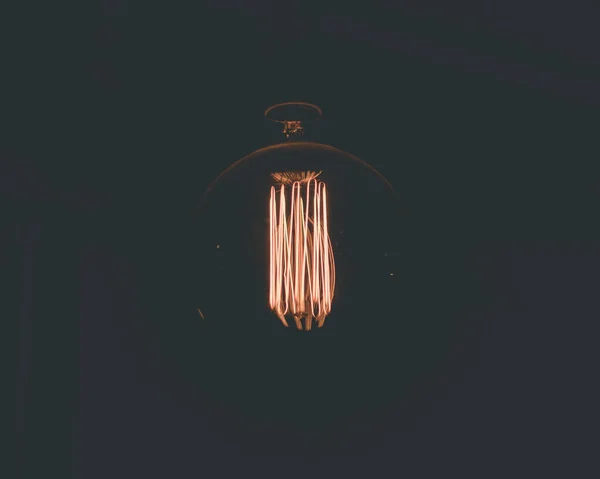 Detailní Záběr Žárovky Zářící Tmě — Stock fotografie