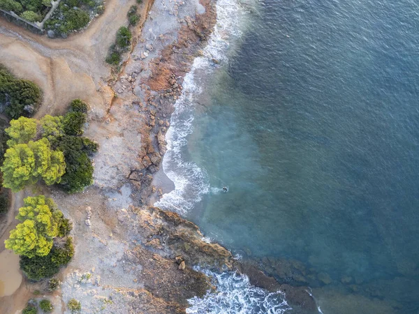 Kayalık Bir Sahilin Havadan Görünüşü Deniz Kıyısında Dalgaların Kayalara Çarptığı — Stok fotoğraf