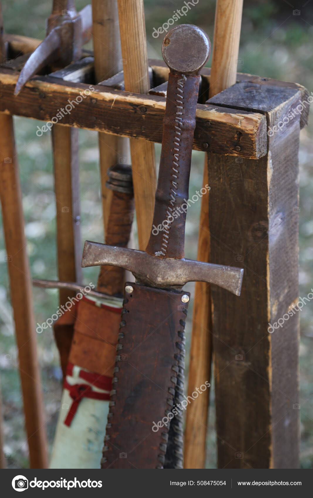 图片素材: 剑, 头盔, 武器, 屏蔽, 铁, 服装, 守卫, 战斗, 盔甲, 中世纪节日, 中年, gisors, 骑士装甲, 网面, 侧的网格,  动物皮, 法国历史, 骑士圣殿骑士, 街头动画, image size:1067x1700