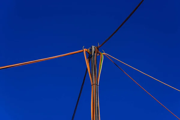 Açık Mavi Gökyüzündeki Elektrik Şebekesinin Sakin Bir Görüntüsü — Stok fotoğraf