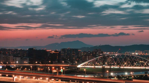 Ett Stadslandskap Bro Med Taipei Skyline Taiwan Natten — Stockfoto