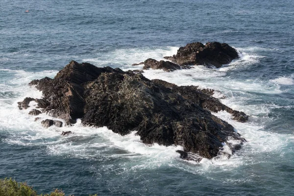 Una Vista Aérea Rocas Escarpadas Que Sobresalen Del Mar Isla —  Fotos de Stock