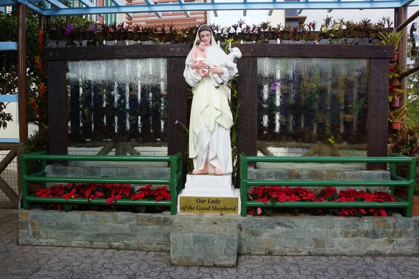 Statua Della Madonna Del Buon Pastore Tra Fiori Rossi Decorazioni — Foto Stock