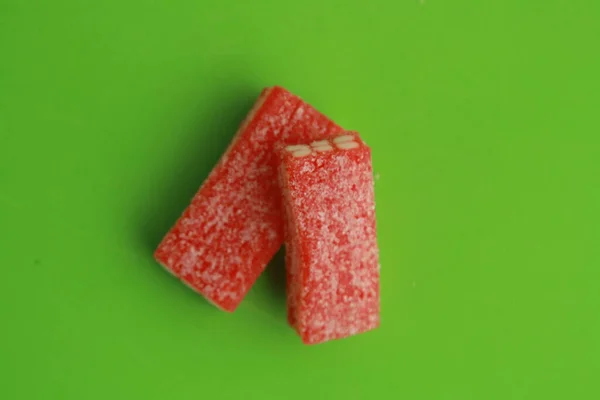 Délicieuse Brique Gomme Mâcher Rouge Blanche Sur Une Surface Verte — Photo