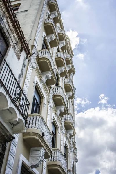 哈巴纳古巴天空下的大楼 — 图库照片