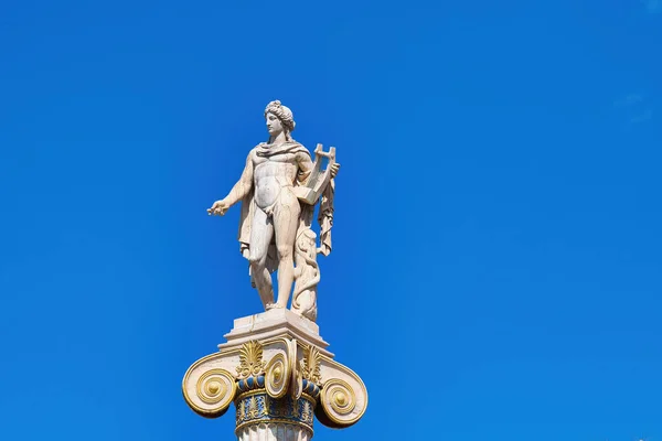 중심에 아폴로 신이었습니다 그리스 아테네 대학교 아테네의 중앙에 조각상 — 스톡 사진