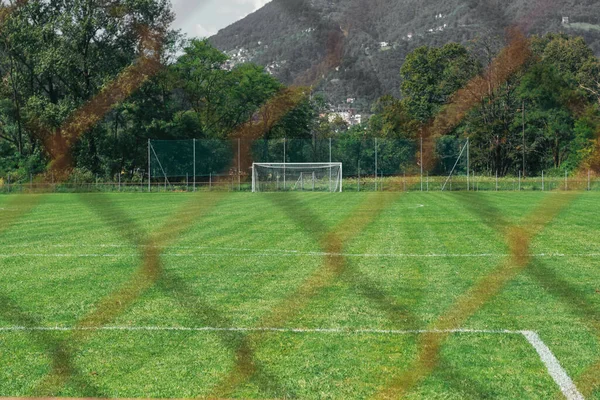 Μια Επιλεκτική Φωτογραφία Ενός Φράχτη Ένα Γήπεδο Ποδοσφαίρου Στο Παρασκήνιο — Φωτογραφία Αρχείου