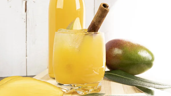 Detailní Záběr Osvěžujícího Mangového Nápoje Skořicovou Tyčinkou Dřevěném Povrchu — Stock fotografie