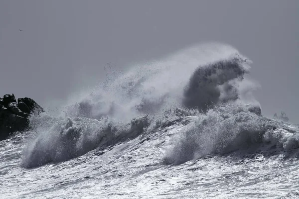 Uma Grande Onda Dramática Salpicando Sobre Rochas Penhascos Durante Dia — Fotografia de Stock