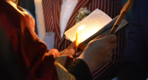 Eine Aufnahme Eines Priesters Mit Einem Holzkreuz Der Hand Der — Stockfoto