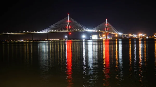 Egy Nyugodt Táj Modern Híd Fények Tükröződik Tengervíz Éjjel — Stock Fotó