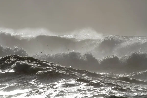 Una Grande Onda Drammatica Che Schizza Sul Mare Durante Una — Foto Stock