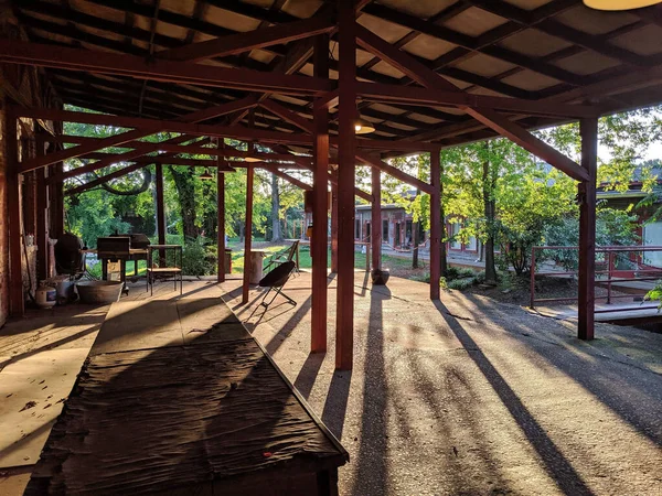 Grande Gazebo Legno Con Vecchio Tavolo Sedie Giardino Con Alberi — Foto Stock