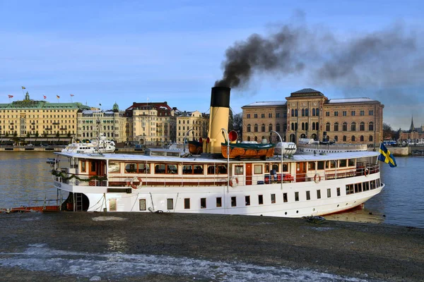 Shot White Ship Emitting Black Smoke National Museum Stockholm Sweden — Stock Photo, Image