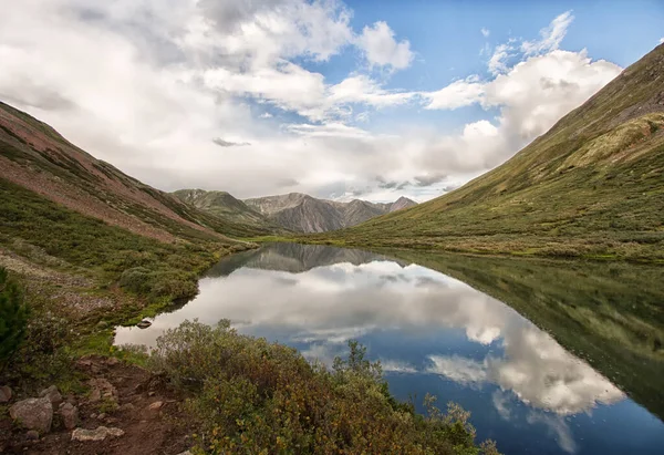 Krajina Jezera Obklopeného Pahorky Pokrytými Zelení Pod Modrou Oblačnou Oblohou — Stock fotografie