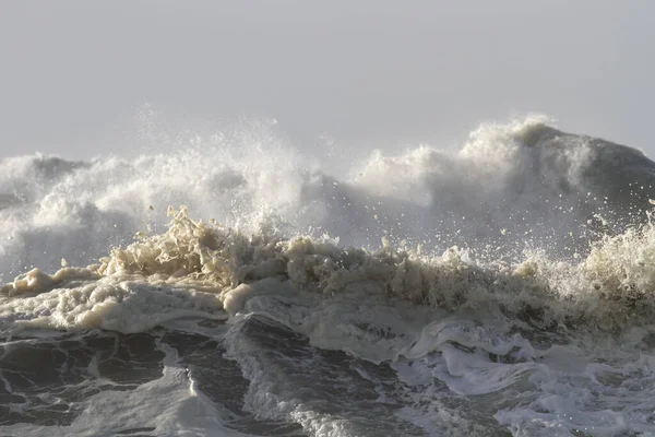 Una Grande Onda Drammatica Che Schizza Sul Mare Durante Una — Foto Stock