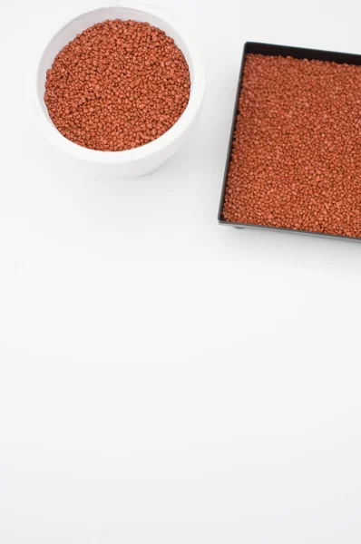 Metallbox Och Vas Fylld Med Terrakotta Färg Dekorativ Sand Vit — Stockfoto