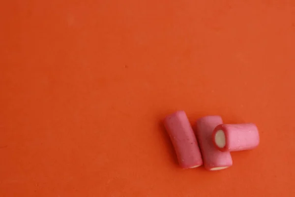 Deliziosa Liquirizia Rosa Bianca Una Superficie Arancione — Foto Stock