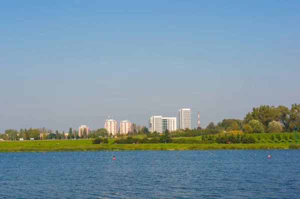 Poznan Polonia 2017 Lago Malta Con Edificios Altos Lejos — Foto de Stock