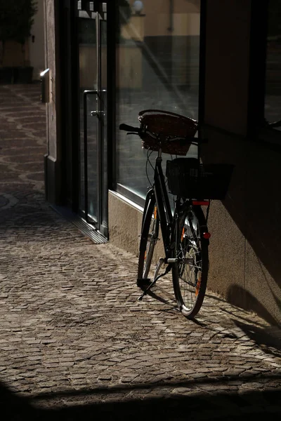 Eine Vertikale Aufnahme Des Fahrrads Auf Der Straße Mit Tiefen — Stockfoto