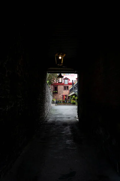 Спокійний Вид Традиційний Будинок Вузького Темного Тунелю — стокове фото