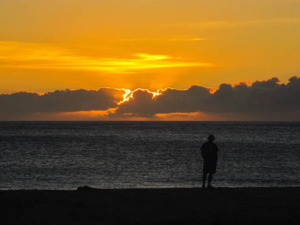 Die Silhouette Eines Mannes Der Strand Steht Und Den Sonnenuntergang — Stockfoto