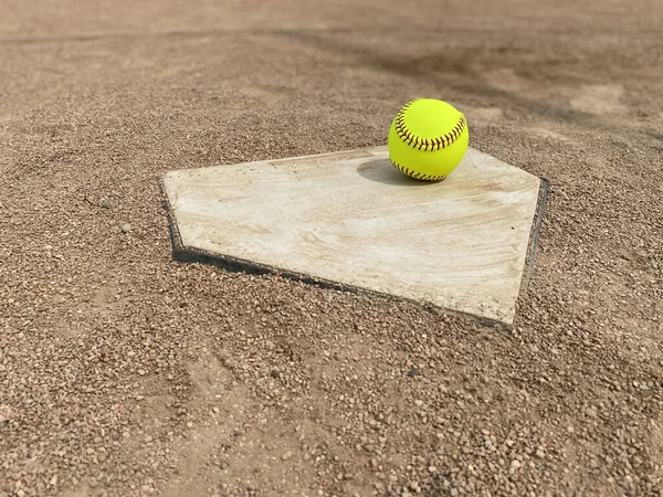 Żółty Softball Polu Tenisowym Dostępną Przestrzenią Kopiowania — Zdjęcie stockowe