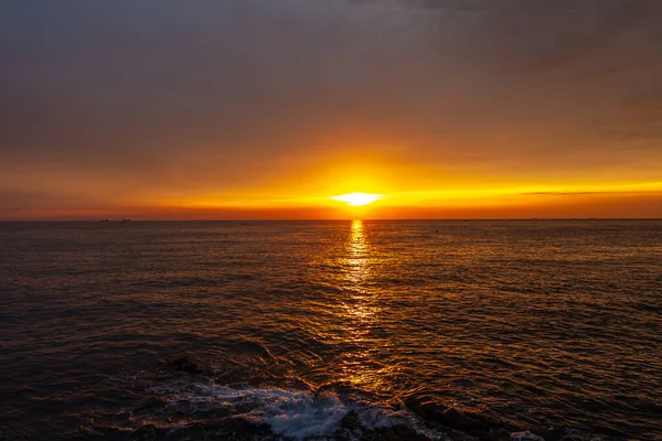 Zee Onder Zonsondergang Lucht — Stockfoto