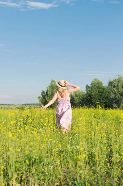 Back View Young Female Flower Field — Stock Photo, Image