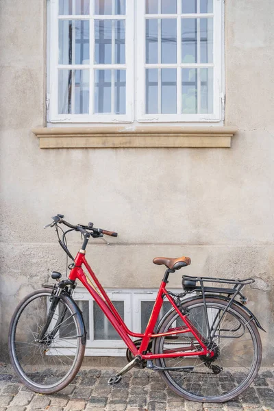 Vertikale Aufnahme Eines Fahrrads Einer Straße — Stockfoto