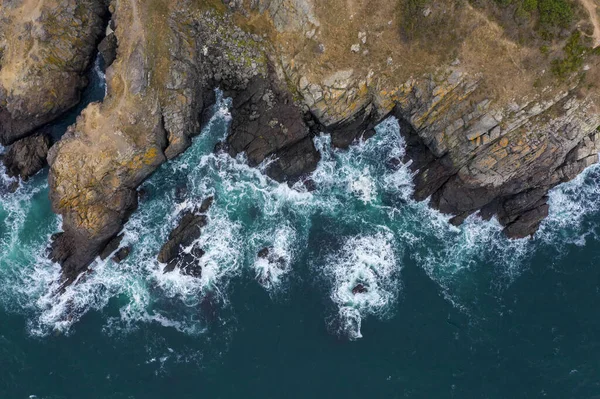 Luchtfoto Van Steile Rotsachtige Strand Grote Golven Sozopol Bulgarije — Stockfoto