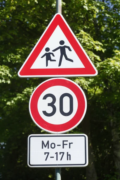 Közlekedési Tábla Megengedett Sebességhatár Gyermekek Németország Európa — Stock Fotó