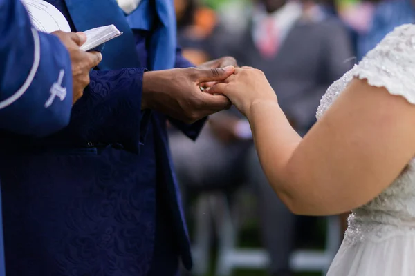 Der Bräutigam Legt Der Braut Einen Ring Den Finger — Stockfoto