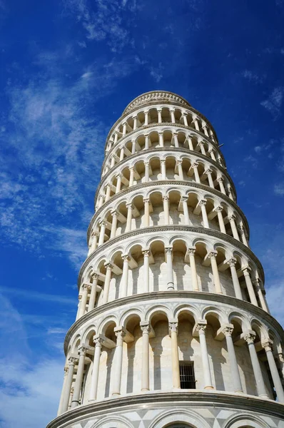 Pisa Italy Ağustos 2014 Eğik Kulenin Düşük Açılı Görüntüsü — Stok fotoğraf