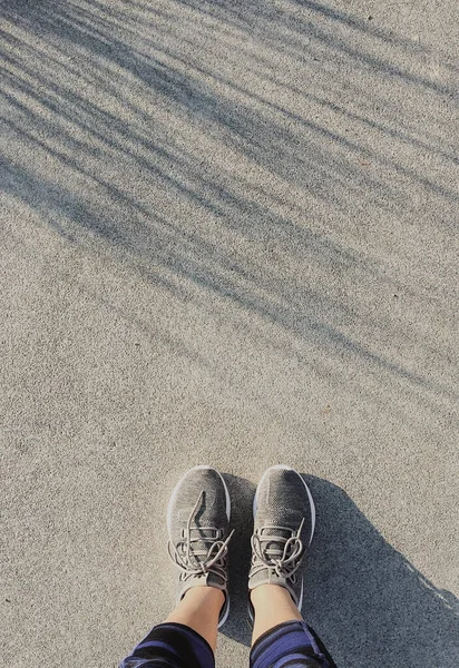 Vista Verticale Dall Alto Una Persona Che Indossa Scarpe Ginnastica — Foto Stock