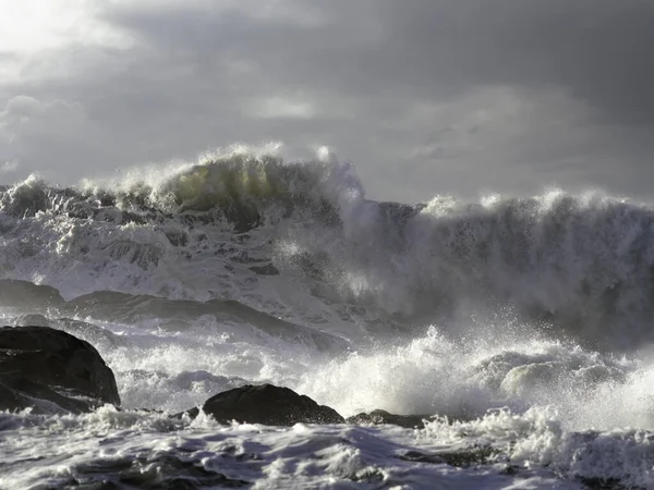 Unas Grandes Olas Dramáticas Salpicando Rocas Durante Día Tormentoso —  Fotos de Stock