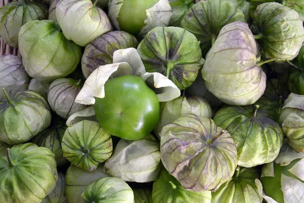 Een Close Shot Van Vers Geoogste Tomatillos — Stockfoto