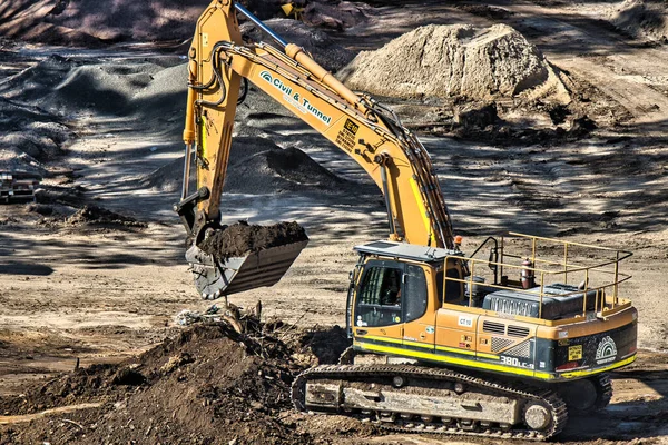 Sydney Australia 2021年9月3日 一台挖掘机在悉尼 澳大利亚 为一个新的建筑区挖掘和准备场地 — 图库照片