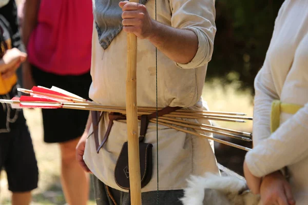 Eine Nahaufnahme Des Mannes Mittelalterlichen Outfit Der Holzpfeile Gürtel Trägt — Stockfoto