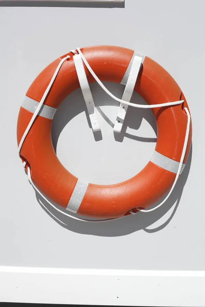 Uma Boia Salva Vidas Vermelha Uma Parede Navio Branco Alemanha — Fotografia de Stock